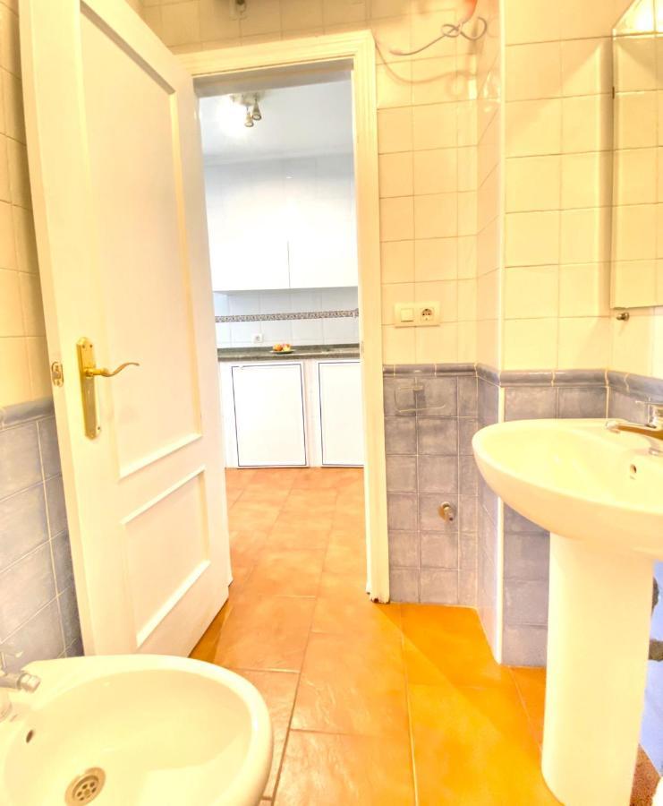 Comfortable Studio Old Town, Parking Optional Севиля Екстериор снимка